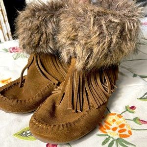 Minnetonka Suede Ankle Bootie Faux Fur Fringe Details Size 8
